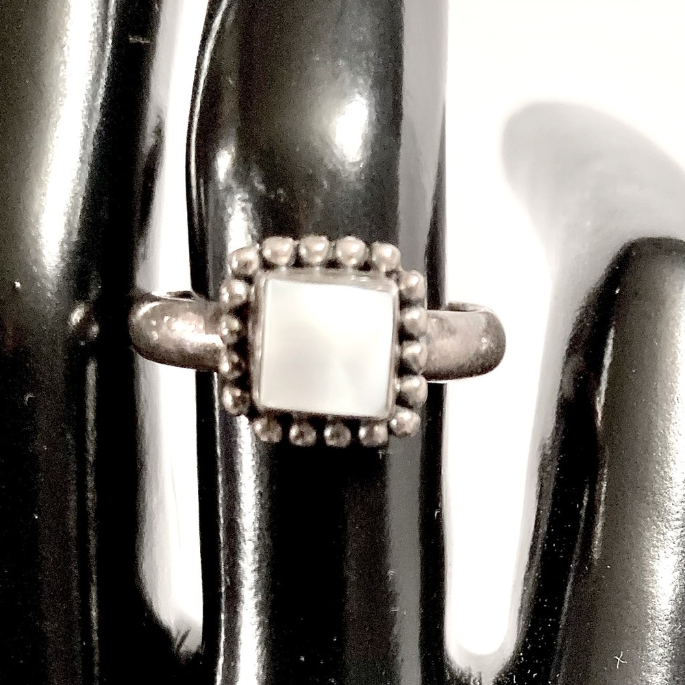 Spring SALE 🌼 925 Silver Mother of Pearl size 8 vintage ring